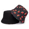 Un-bob-noir-avec-motifs-imprimés-de-pastèque-chevauche-un-bob-noir-uni