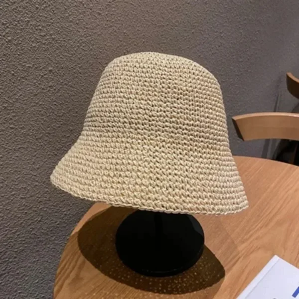 Bob au crochet chic beige sur son porte-chapeau