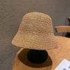 Bob au crochet chic marron sur son porte-chapeau