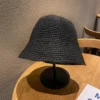 Bob au crochet chic noir sur son porte-chapeau