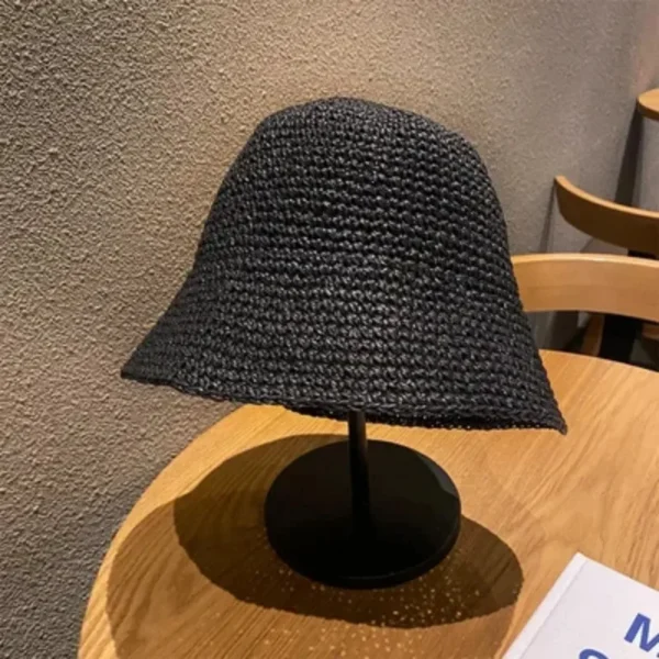 Bob au crochet chic noir sur son porte-chapeau