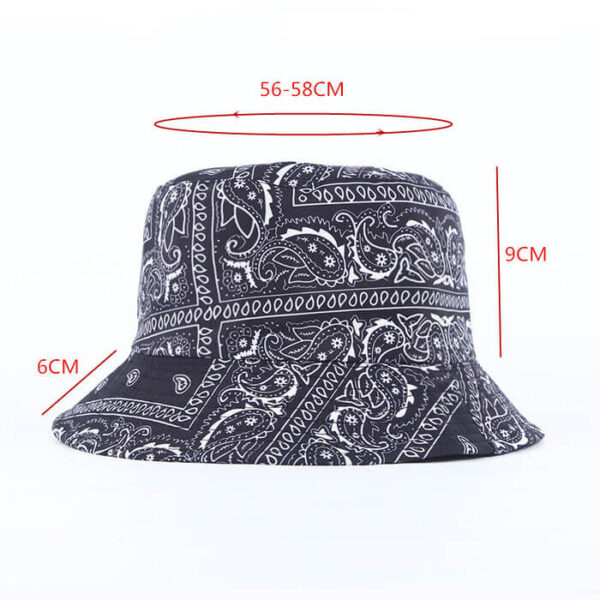 Bob-style-bandana-sur-fond-blanc-avec-les-cotes-et-les-dimensions-en-centimètres