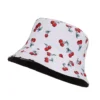 Un bob chapeau avec des motifs de cerise est présenté sur fond blanc