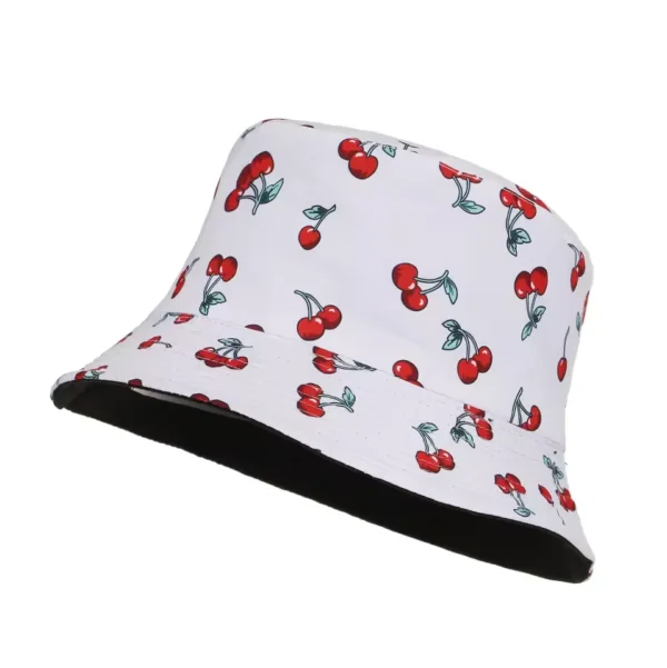 Un bob chapeau avec des motifs de cerise est présenté sur fond blanc