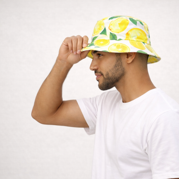 Un modèle souriant de profil prend la pose avec son bob citron sur la tête