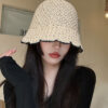 Jeune-fille-brune-qui-porte-un-bob-chapeau-beige-en-paille