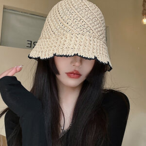 Jeune-fille-brune-qui-porte-un-bob-chapeau-beige-en-paille