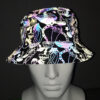 Une tête de mannequin en plastique, porésenteun chapeau bob avec des motifs réfléchissants en forme de champignons sur un tissu noir avec un arrière plant sombre