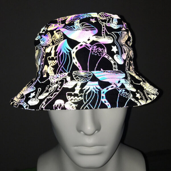 Une tête de mannequin en plastique, porésenteun chapeau bob avec des motifs réfléchissants en forme de champignons sur un tissu noir avec un arrière plant sombre