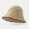 Un bob en paille couleur beige sur un décor blanc