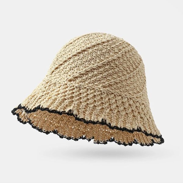 Un bob en paille couleur beige sur un décor blanc