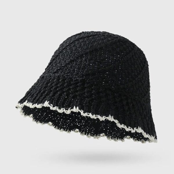 Un bob en paille couleur noir sur un décor blanc