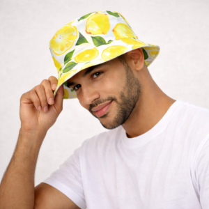 bob-citron Un modèle souriant prend la pose avec son bob citron sur la tête