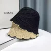 Un chapeau bob en paille noir et empilé sur un chapeau en paille beige