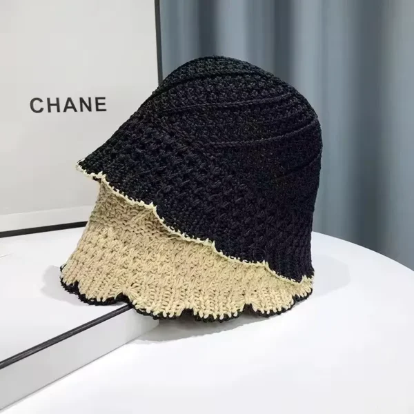 Un chapeau bob en paille noir et empilé sur un chapeau en paille beige