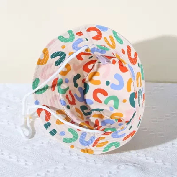 Un chapeau bob enfant est renversé et on voit son intérieur coloré et adorable