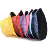 Des-chapeaux-bobx-motifs-paisley-bandana-sont-empilés-les-uns-sur-les-autres