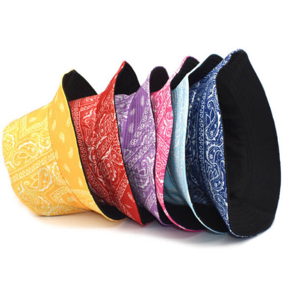 Des-chapeaux-bobx-motifs-paisley-bandana-sont-empilés-les-uns-sur-les-autres