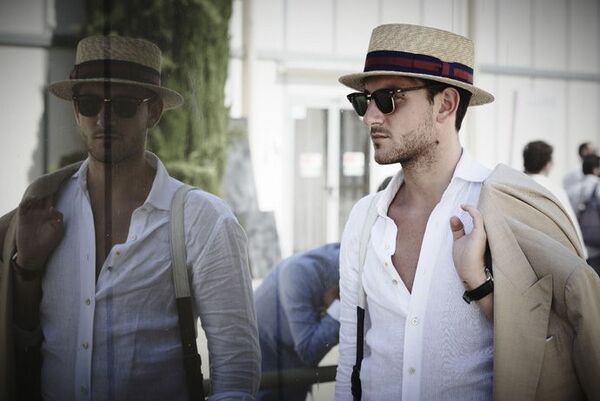 Homme-en-costume-classe-porte-un-canotier-en-guise-de-chapeau