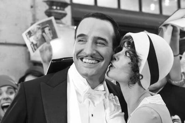 Scène-culte-de-film-en-noir-et-blanc-avec-actrice-qui-porte-un-chapeau-cloche-blanc