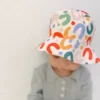 Un bébé porte un bob chapeau adorable sur un fond clair