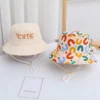 Un joli chapeau pour bébé douche face sur un fond gris clair