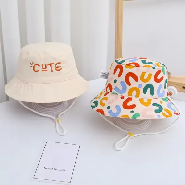 Un joli chapeau pour bébé douche face sur un fond gris clair