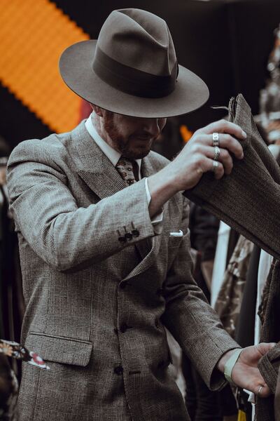 Homme-élégant-vétu-de-gris-qui-porte-un-chapeau-fedora
