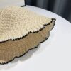 Zoom sur les détails de tissage de la paille d'un bob chapeau