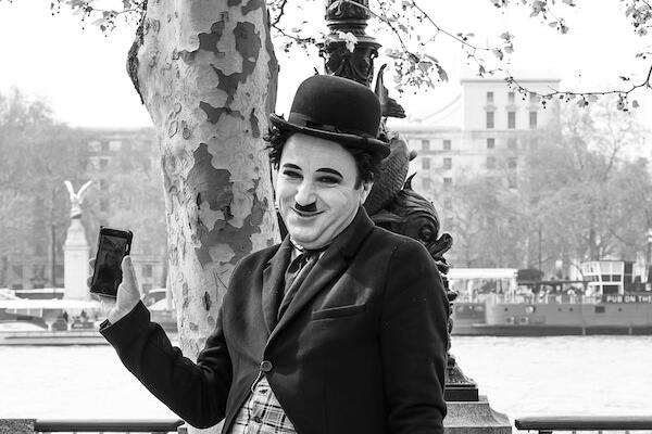 Photo-en-noir-et-blanc-humoriste-de-l'époque-qui-porte-un-chapeau-melon