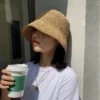 Femme porte un bob au crochet chic marron
