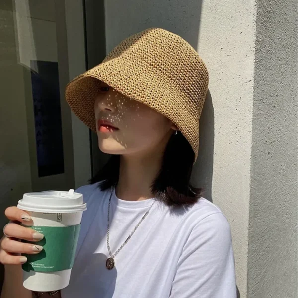 Femme porte un bob au crochet chic marron