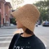 Femme porte un bob au crochet chic marron