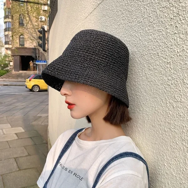 Jeune femme porte un bob au crochet chic noir