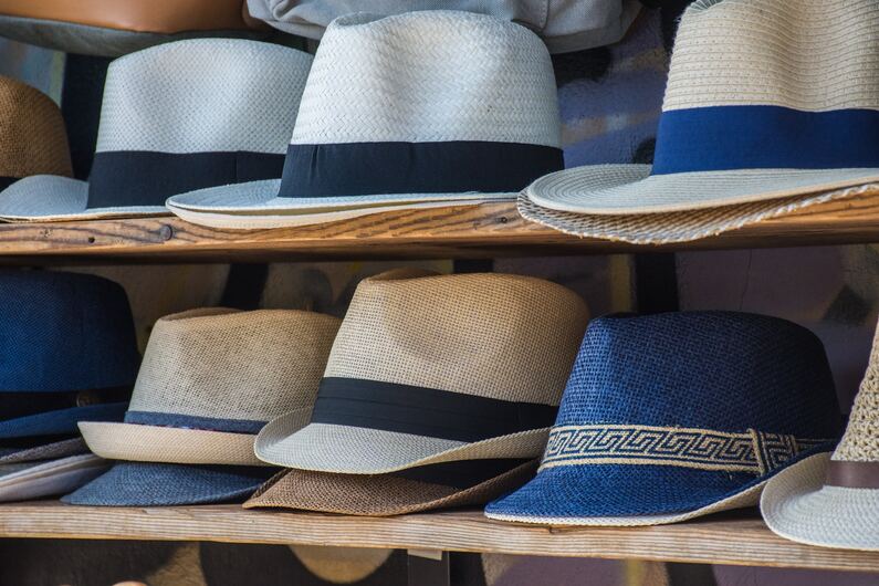 Différents-types-de-chapeaux-sont-entreposés-sur-des-étagères