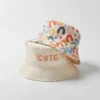 Un joli chapeau pour bébé douche face sur un fond gris clair