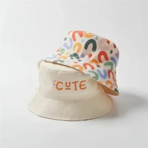 Un joli chapeau pour bébé douche face sur un fond gris clair
