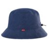 Un bob chapeau bleu marine présenté sur un fond blanc