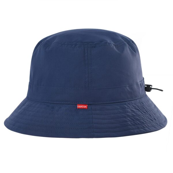 Un bob chapeau bleu marine présenté sur un fond blanc