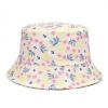 Un bob blanc avec des motifs de petites fleurs roses