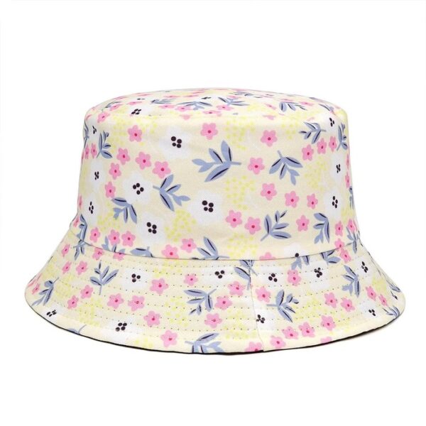 Un bob blanc avec des motifs de petites fleurs roses