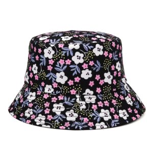 Un bob chapeau avec une composition florale en motif est présenté sur un fond blanc