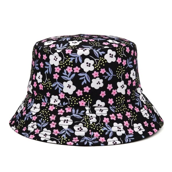 Un bob chapeau avec une composition florale en motif est présenté sur un fond blanc
