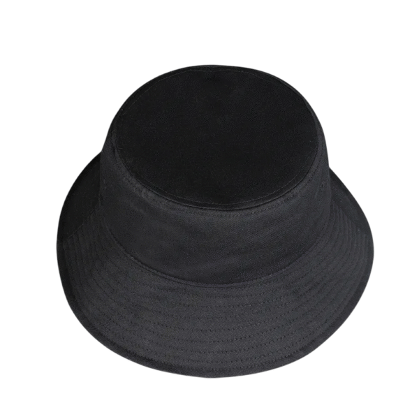 Vue de dessus d'un chapeau de pêcheur noir sur fond blanc