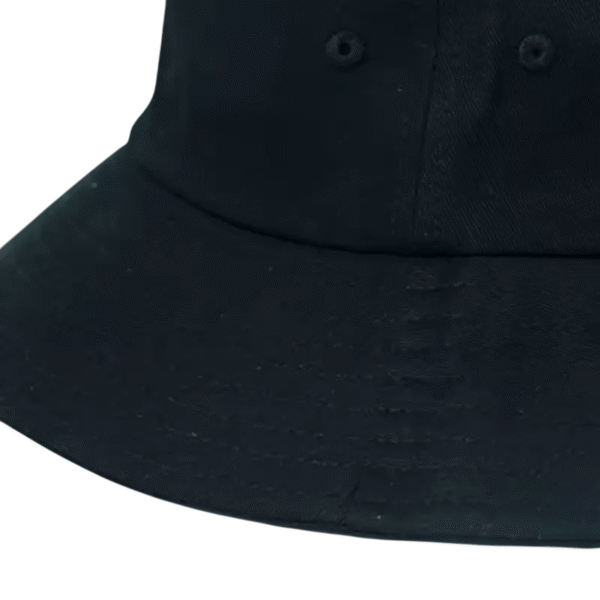 Zoom sur la qualité du tissu d'un bob chapeau grande taille noir