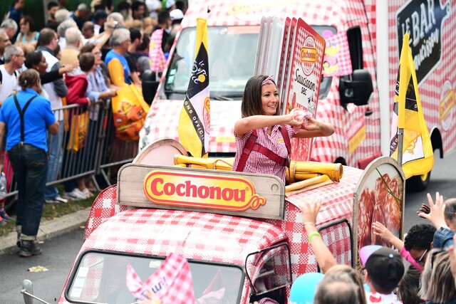 Voitures-à-l'éfigie-de-la-marque-cochonou-lors-du-tour-de-françe
