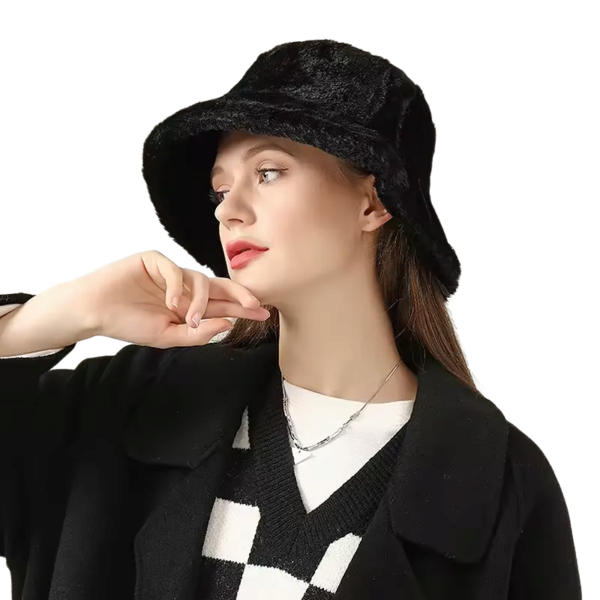 Une femme porte un bob en fourrure noir sur un fond blanc