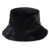 Un-bob-chapeau-noir-en-fourrure-sur-un-fond-blanc