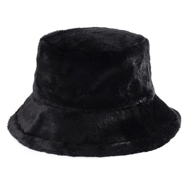 Un-bob-chapeau-noir-en-fourrure-sur-un-fond-blanc