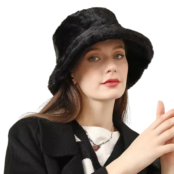Une femme porte un bob en fourrure noir sur un fond blanc